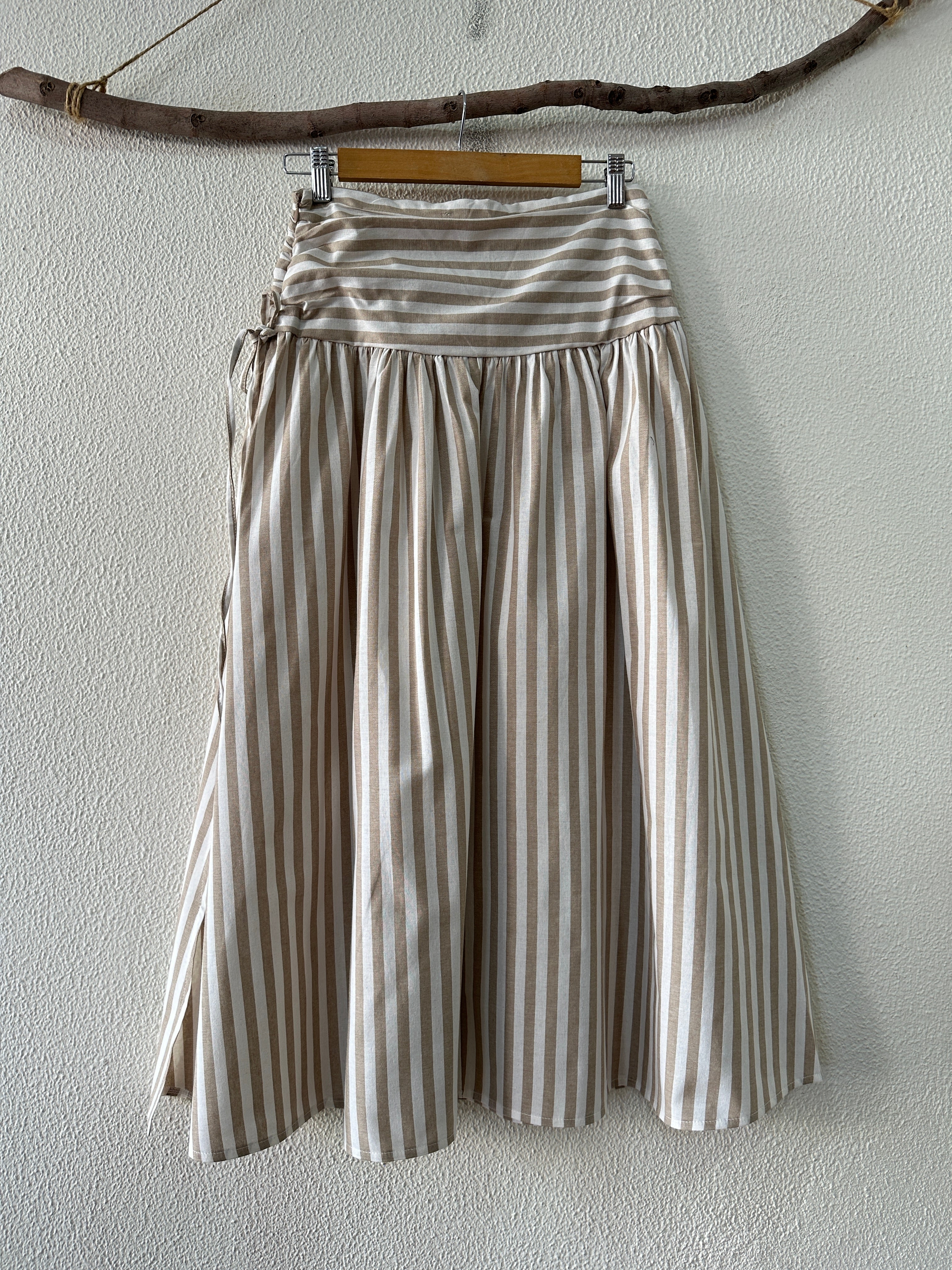 Conjunto de top e saia recortada ONDINE