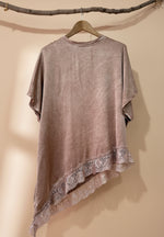 Carregar imagem no visualizador da galeria, Túnica assimétrica c/ seda e renda TIFFANY
