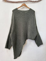 Load image in the gallery viewer,Camisola de malha oversise assimétrica YOLANDA
