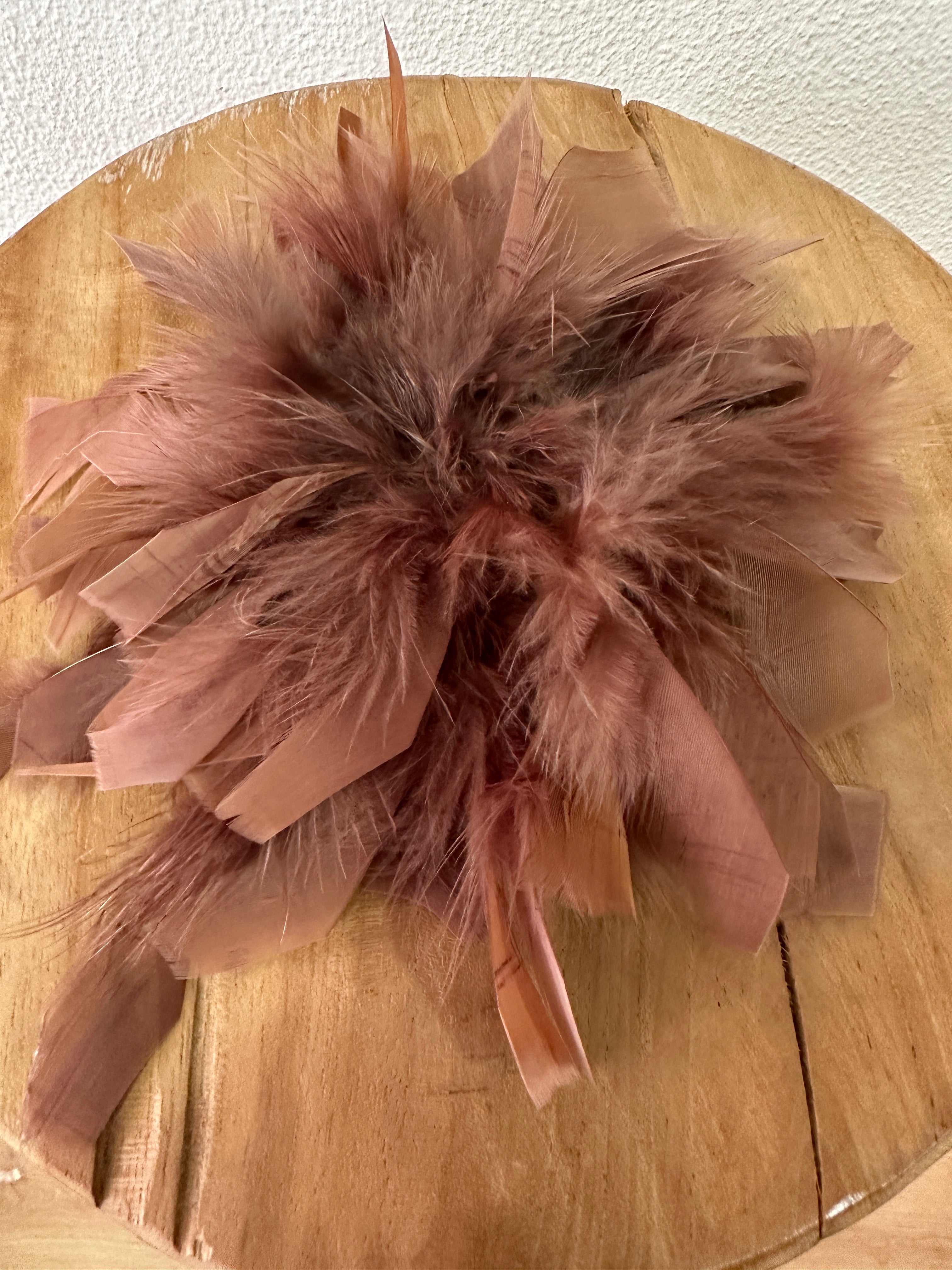 Pregadeira em penas FEATHER