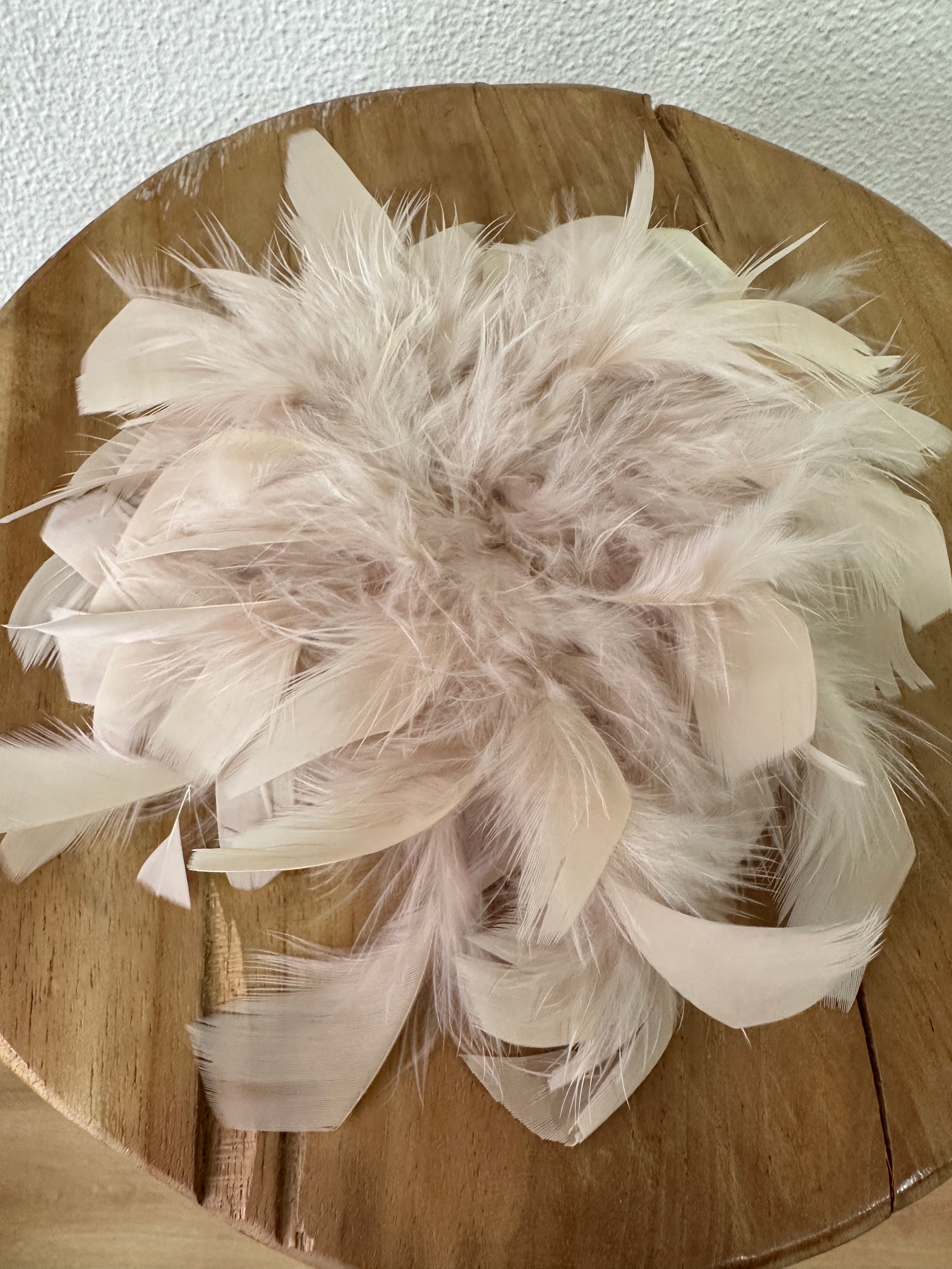 Pregadeira em penas FEATHER