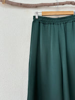 Load image in the gallery viewer,Pantalonas acetinadas c/ renda e bolsos EMMA
