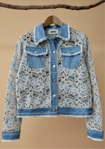 Carregar imagem no visualizador da galeria, Blusão denim rendado ASHLEY
