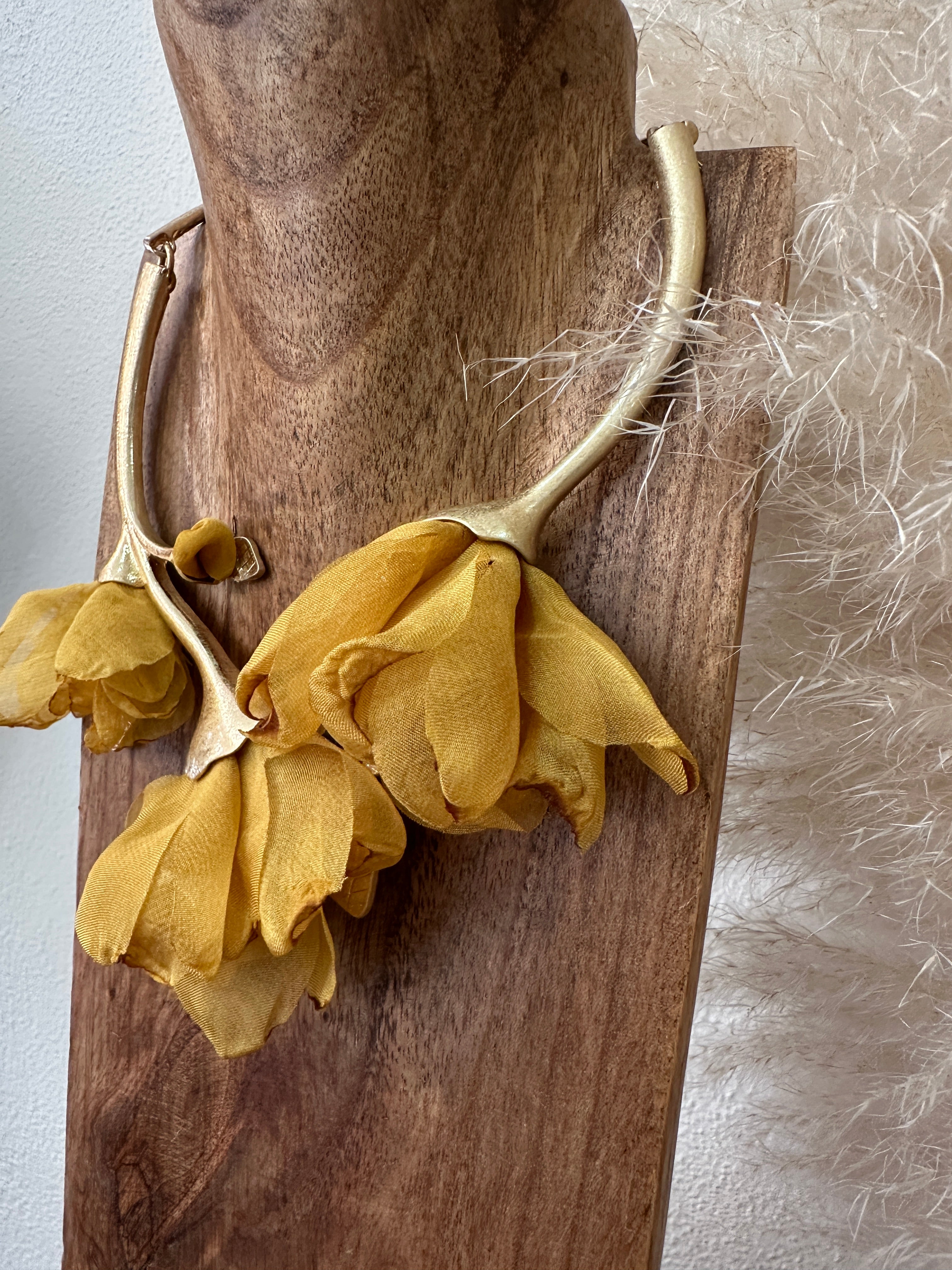 Gargantilha rígida MAGNÓLIA