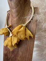 Carregar imagem no visualizador da galeria, Gargantilha rígida MAGNÓLIA
