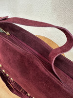 Carregar imagem no visualizador da galeria, Mala em camurça c/tachas e franjas DEBBIE
