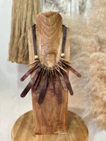 Load image in the gallery viewer,Colar curto em acrílico DOREANA
