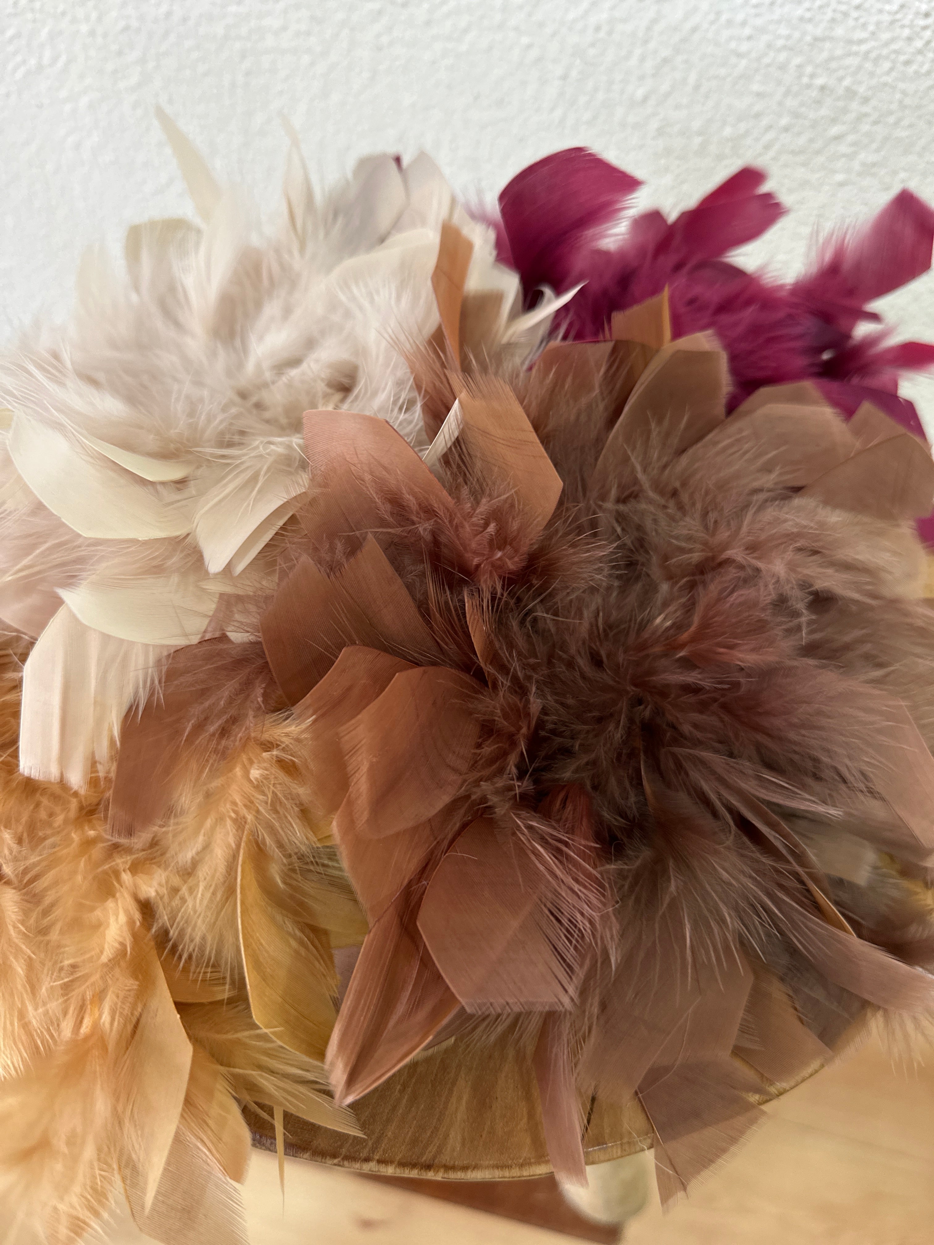 Pregadeira em penas FEATHER