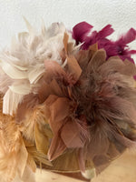 Load image in the gallery viewer,Pregadeira em penas FEATHER
