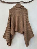 Load image in the gallery viewer,Capa/ poncho de malha c/ botões DELICATE
