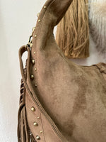 Carregar imagem no visualizador da galeria, Mala em camurça sintética c/franjas EMERALD
