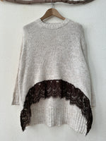 Load image in the gallery viewer,Camisola de malha assimétrica c/ renda CHEESECAKE
