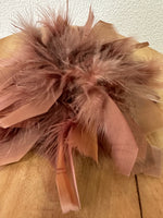 Load image in the gallery viewer,Pregadeira em penas FEATHER
