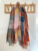 Carregar imagem no visualizador da galeria, Encharpe c/franjas FOX
