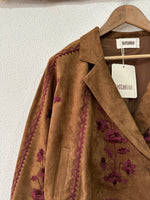 Carregar imagem no visualizador da galeria, Casaco efeito suede bordado AXEL
