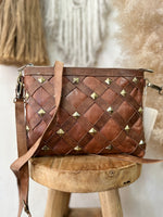 Carregar imagem no visualizador da galeria, Clutch em pele c/tachas ROMINA
