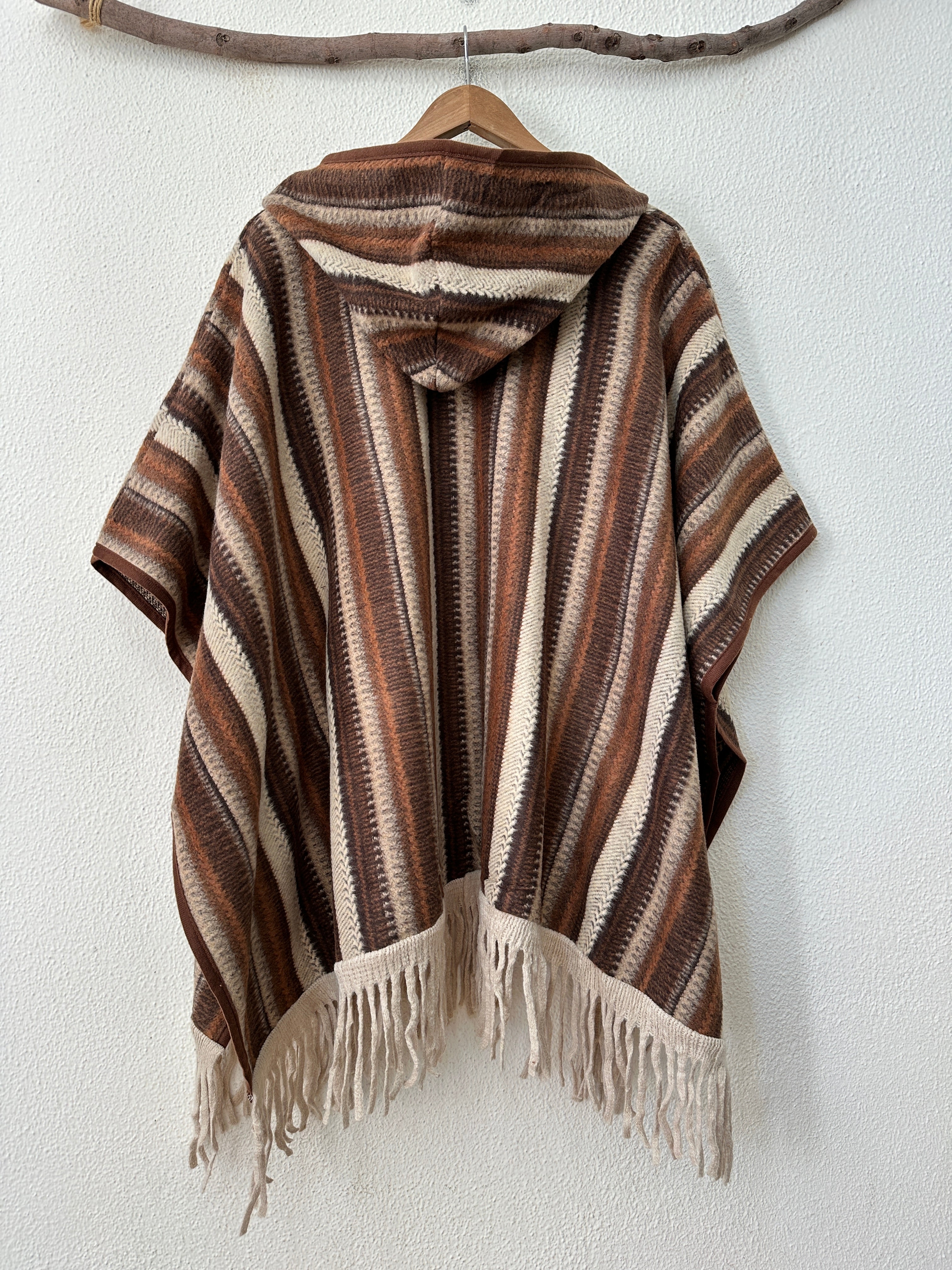 Poncho/capa c/ carapuço e franjas CORA