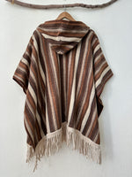 Load image in the gallery viewer,Poncho/capa c/ carapuço e franjas CORA
