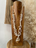 Load image in the gallery viewer,Colar comprido c/búzios CASCAIS
