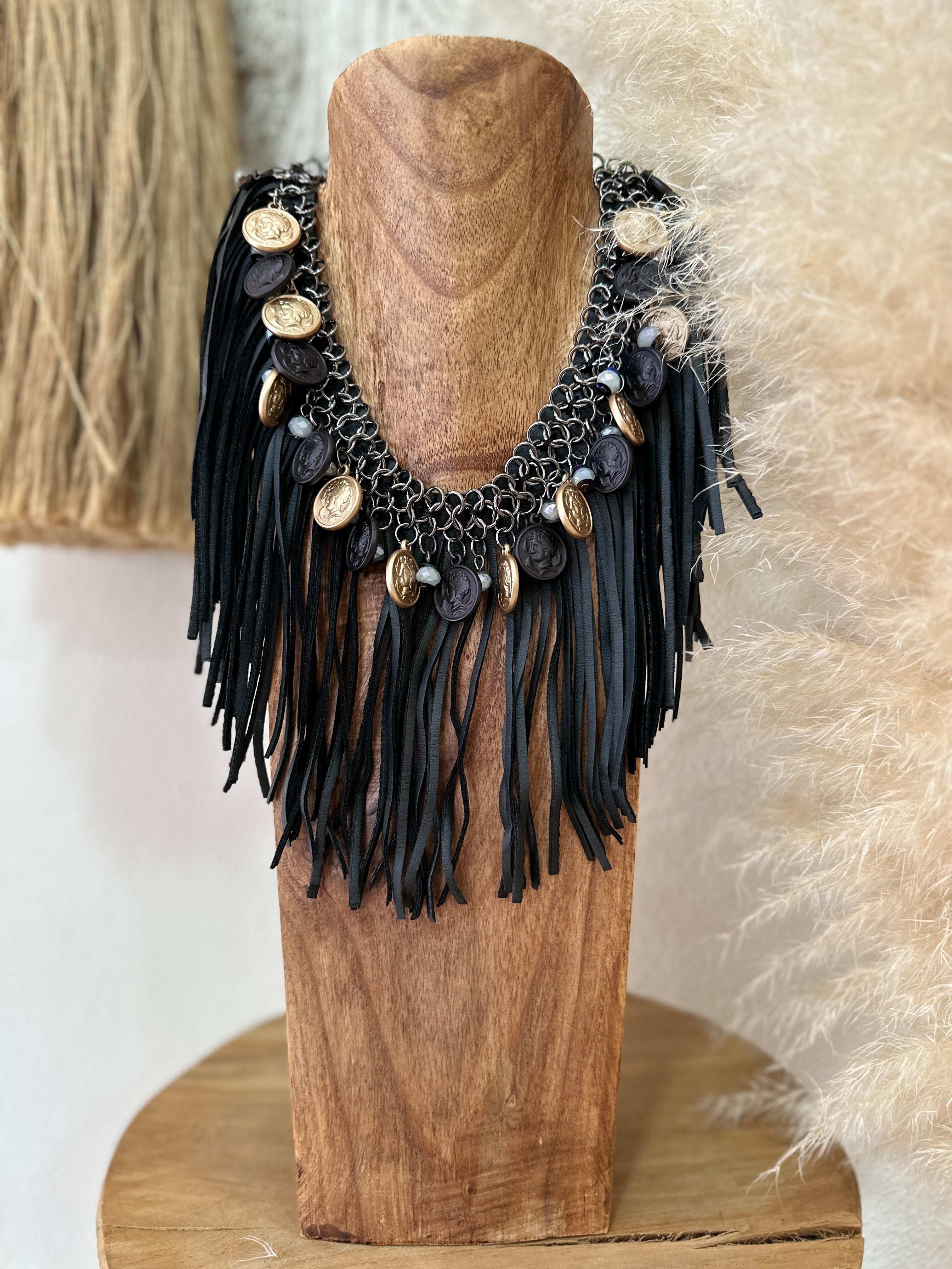 Colar curto c/franjas TERENA