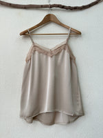 Carregar imagem no visualizador da galeria, Top acetinado c/ renda JENNIFER
