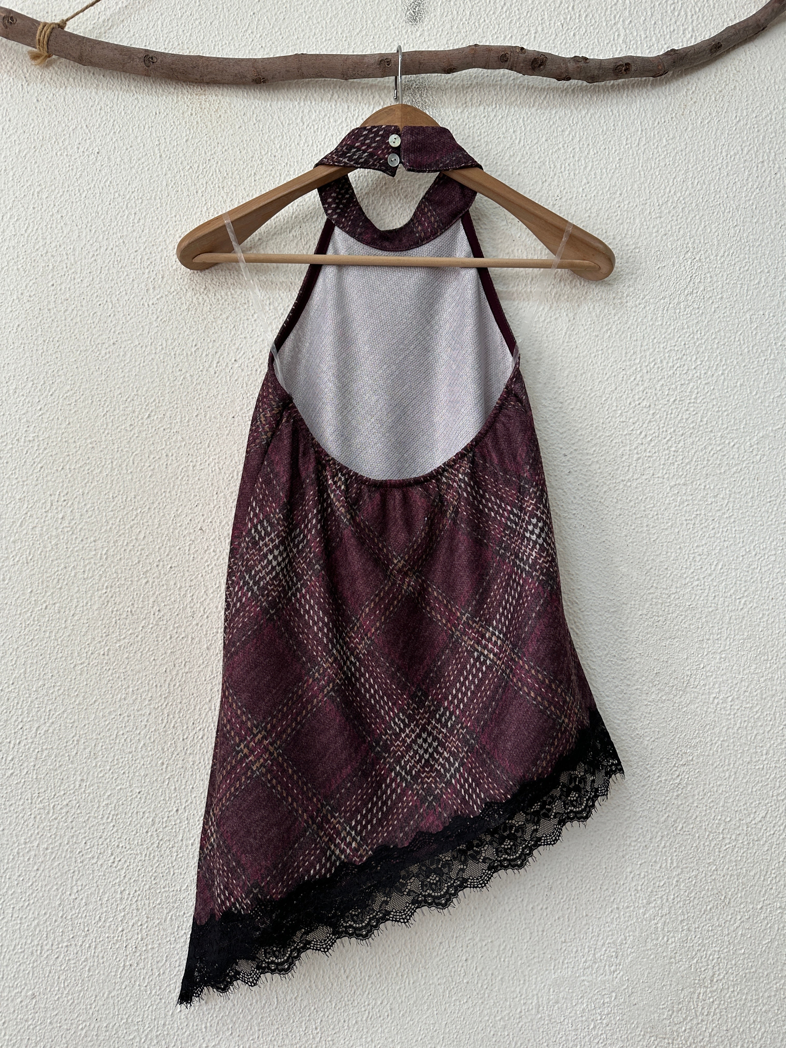 Top assimétrico em malha c/ decote halter e renda MEREDITH