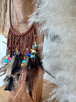 Load image in the gallery viewer,Colar curto c/penas TEÍDE
