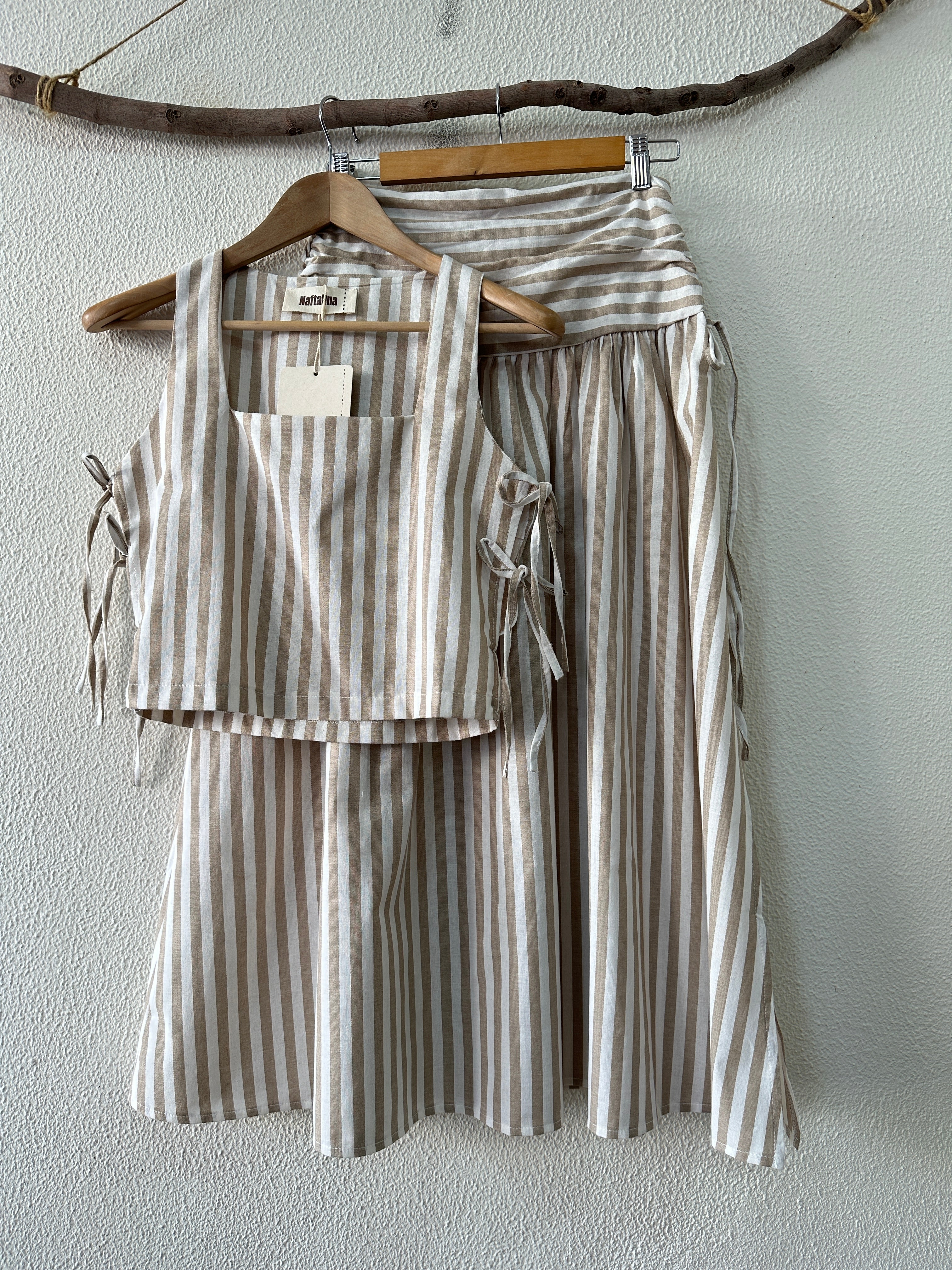 Conjunto de top e saia recortada ONDINE