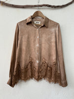 Load image in the gallery viewer,Camisa acetinada c/renda VALKYRIE
