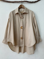 Load image in the gallery viewer,Camisa oversize c/ pregadeiras amovíveis ORLEANS
