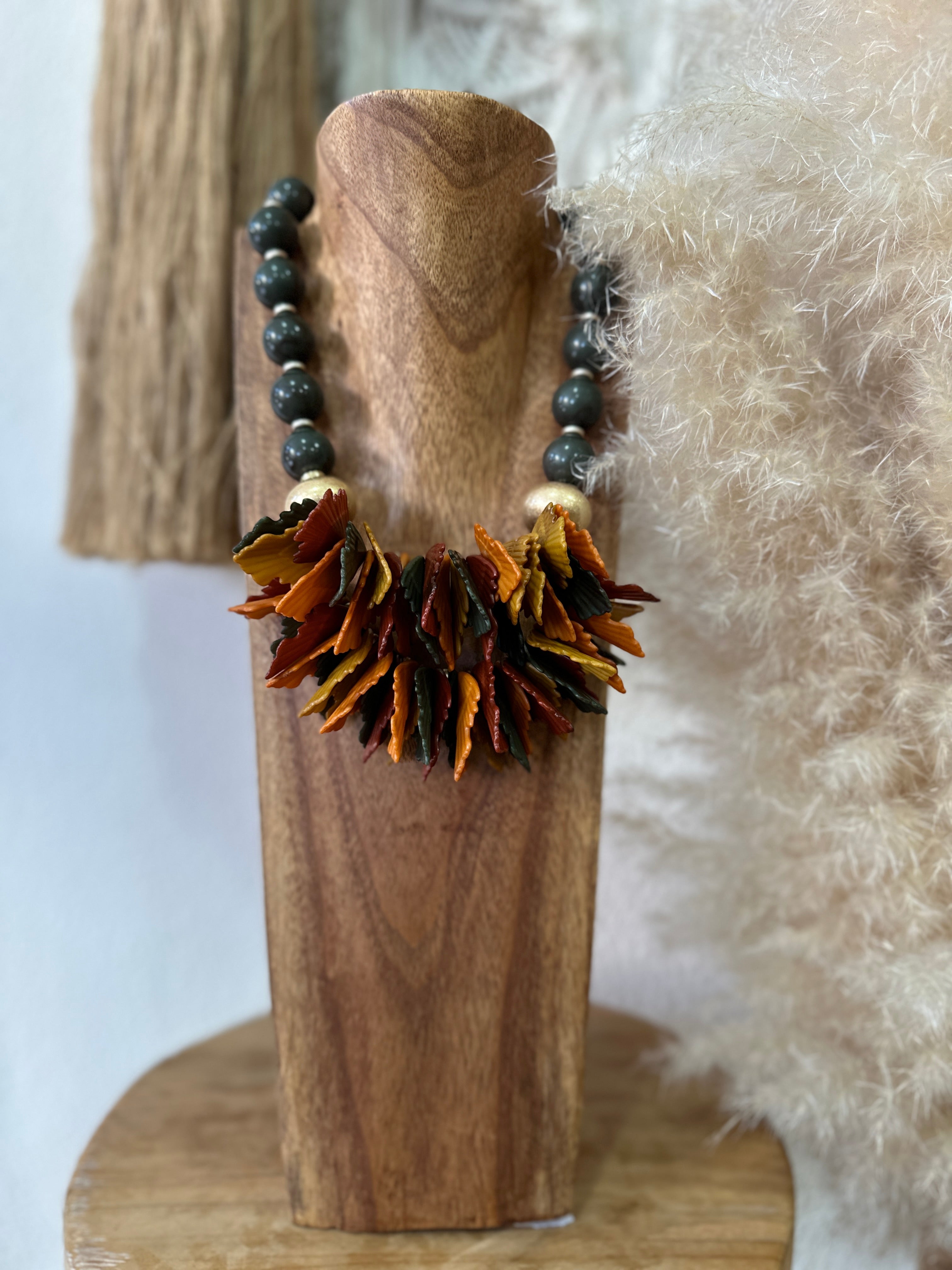 Colar curto em acrílico AUTUMN