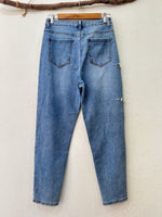 Load image in the gallery viewer,Calças denim mom fit c/aplicações PEARLS
