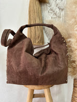 Carregar imagem no visualizador da galeria, Mala em camurça sintética c/tachas BOULEVARD
