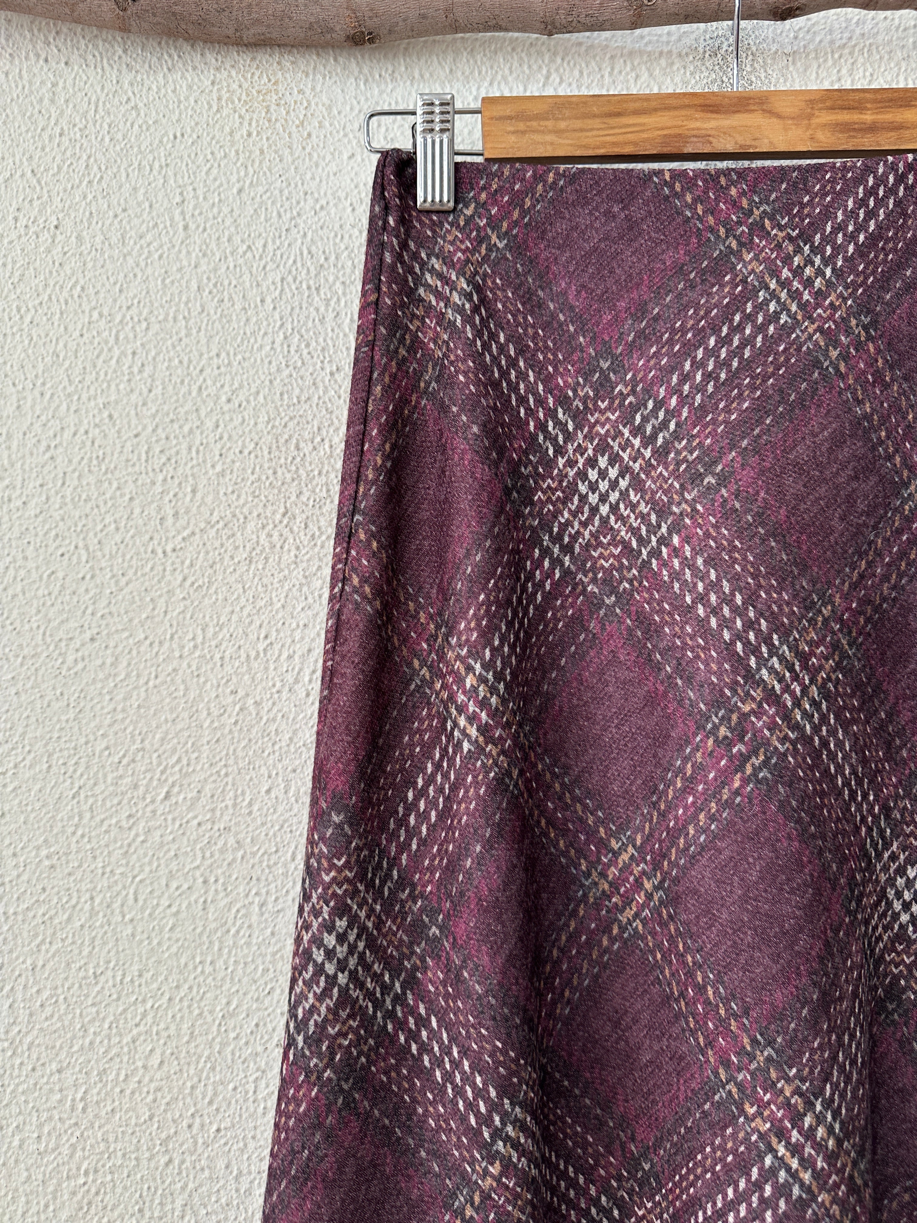 Saia evasê em malha c/ recorte e renda MEREDITH