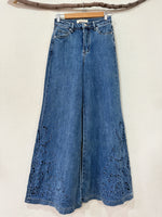 Carica l'immagine nel visualizzatore della galleria,Calças denim c/ bordado recortado JODIE
