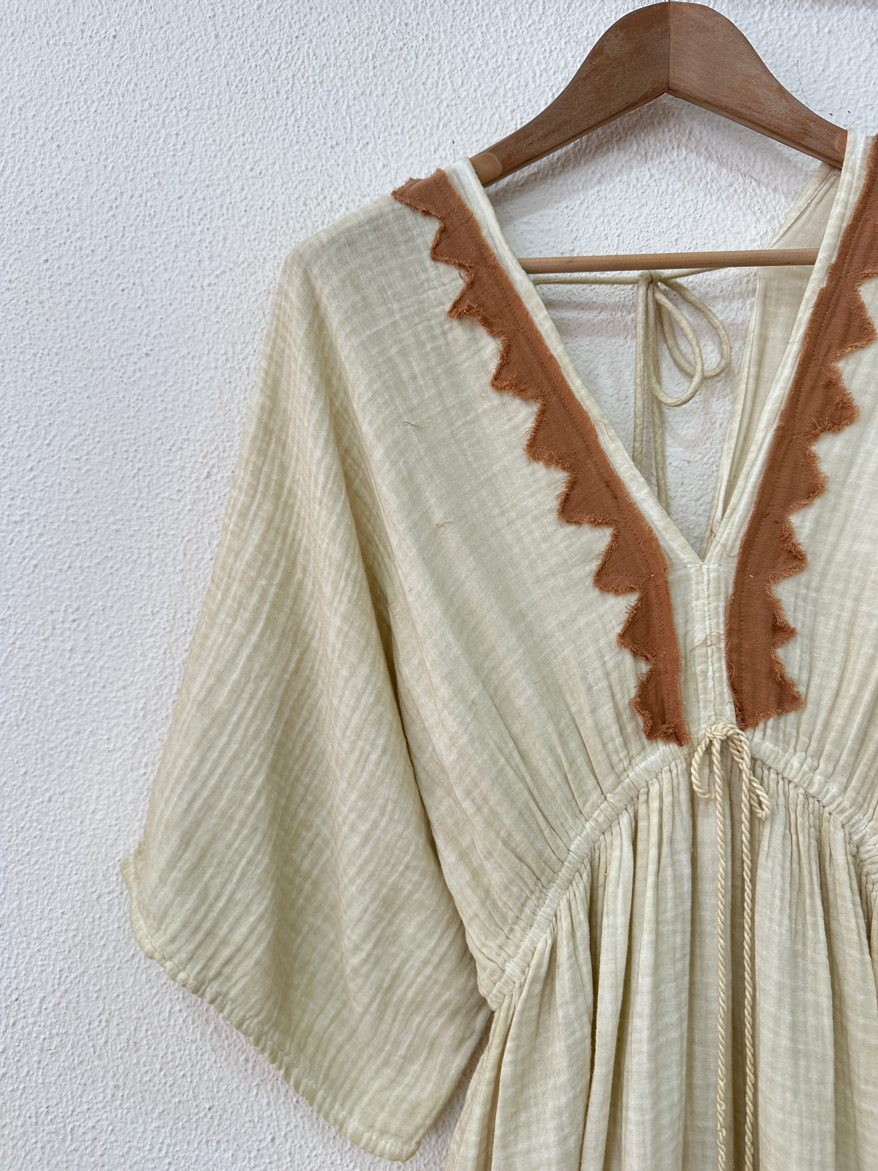 Vestido em algodão rústico c/ bolsos e mangas kimono  DESERT