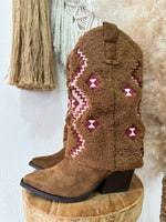 Load image in the gallery viewer,Botas c/polaina em pêlo bordado MOUNTAIN
