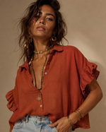 Carregar imagem no visualizador da galeria, Camisa em linho oversize c/ folhos ZAMBUJEIRA
