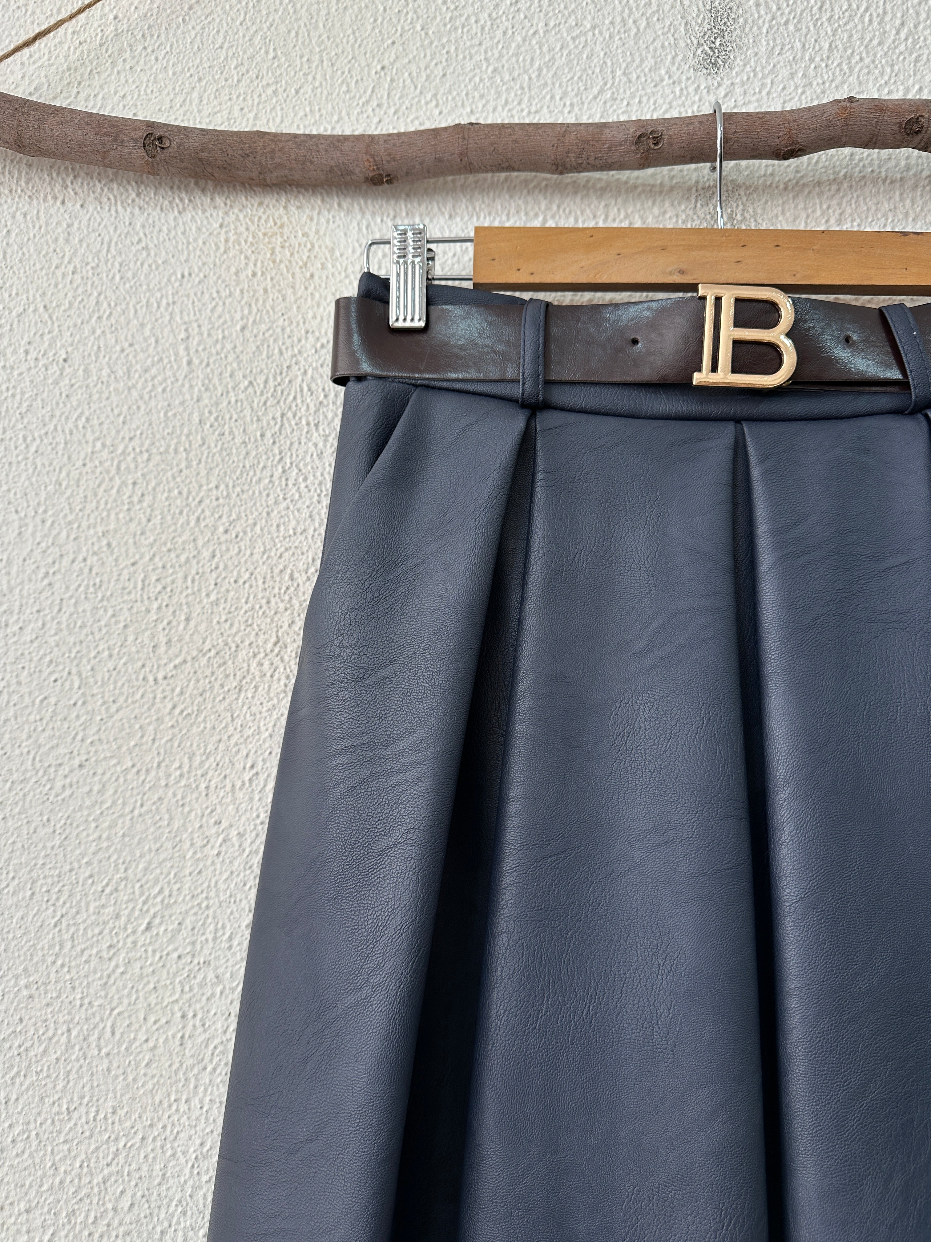 Saia em ecopele c/bolsos BRUNI