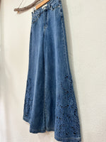 Carica l'immagine nel visualizzatore della galleria,Calças denim c/ bordado recortado JODIE
