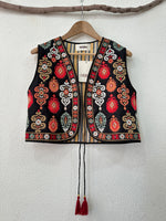 Carregar imagem no visualizador da galeria, Colete acolchoado bordado ANYA
