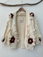 Load image in the gallery viewer,Casaco de malha c/aplicações artesanais CLOVER
