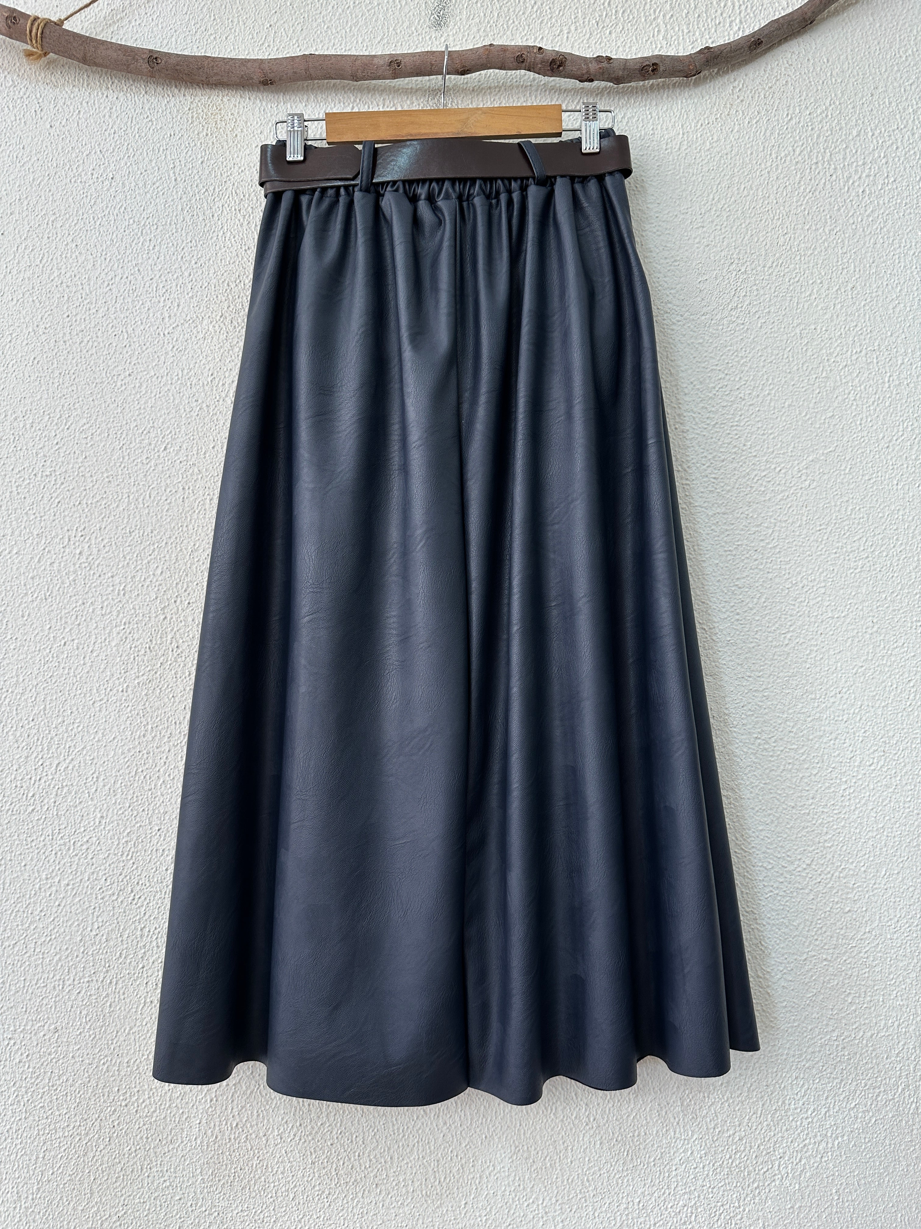 Saia em ecopele c/bolsos BRUNI