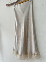 Load image in the gallery viewer,Saia acetinada c/ renda e corte em viés EMMA
