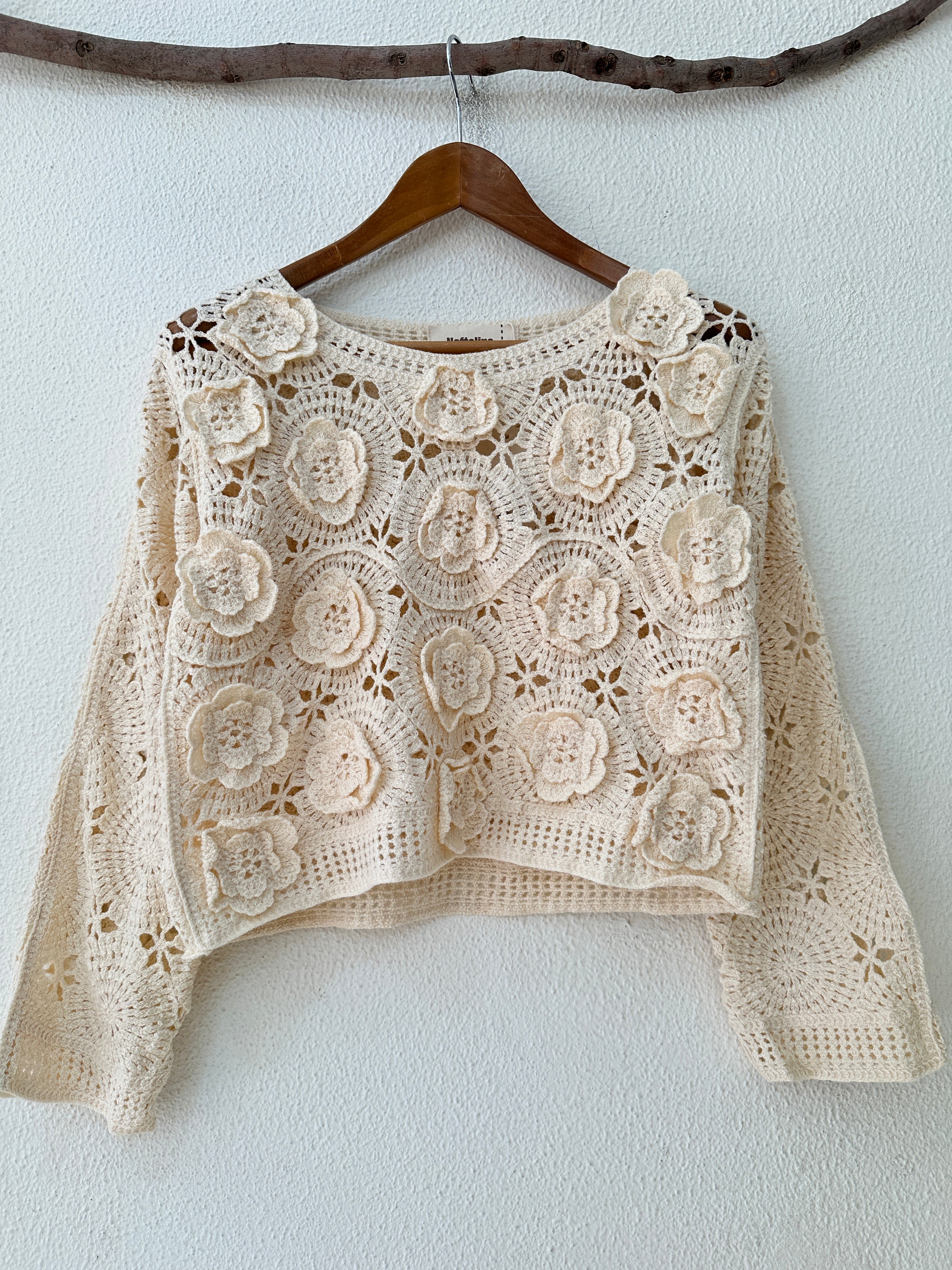 Camisola curta c/aplicações de crochet AÇUCENA