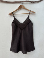 Carregar imagem no visualizador da galeria, Top em linho c/renda e corte em viés RIVIERA
