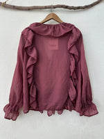 Load image in the gallery viewer,Camisa c/ atilhos e folhos KOHANA
