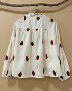Load image in the gallery viewer,Camisa oversize bordada STRAWBERRY
