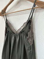 Load image in the gallery viewer,Top de cetim c/ renda SOPHISTICATED
