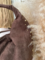 Carregar imagem no visualizador da galeria, Mala em camurça sintética c/tachas BOULEVARD
